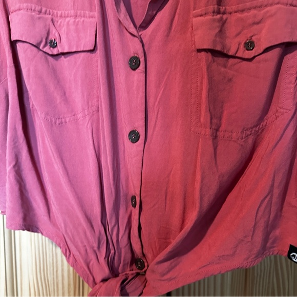 Jurassic Park Ellie Tie-Front Crop Woven Button-Up Plus Size (3X | Pink) - Picture 9 of 14